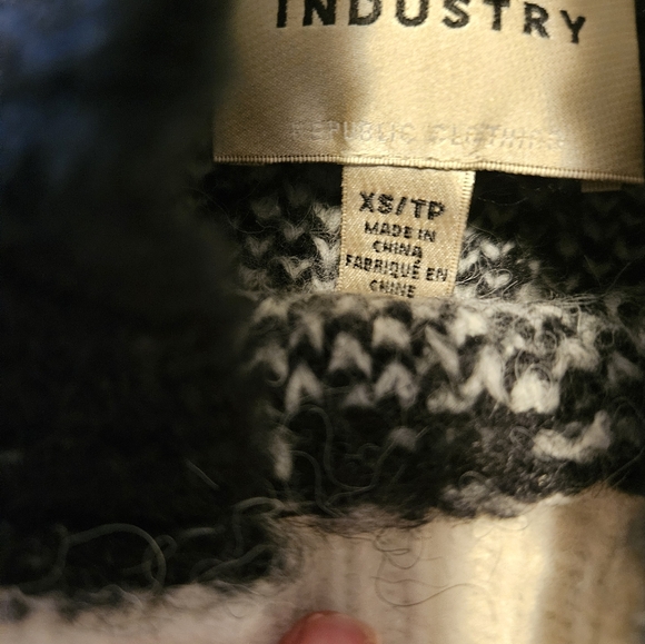 Black & White Sweater - Picture 4 of 5